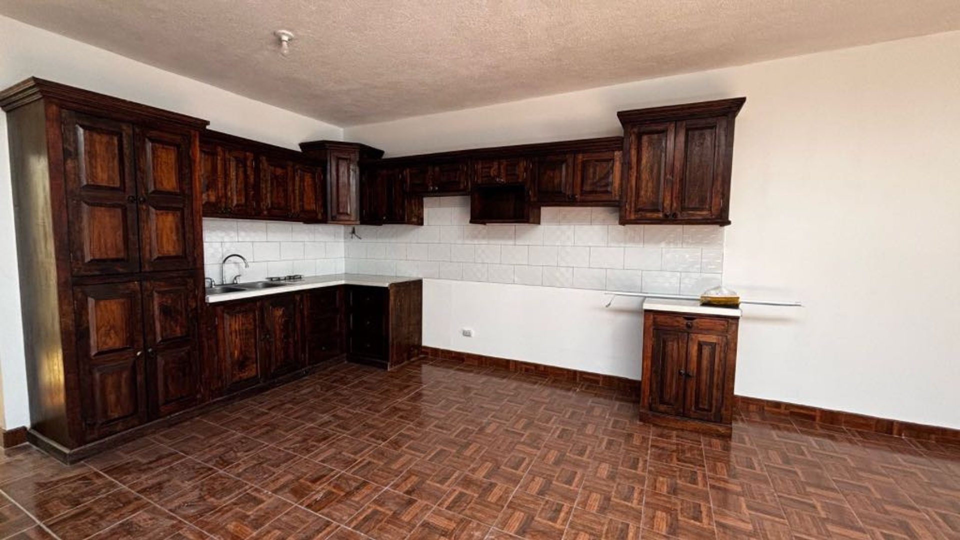CASA EN RENTA EN ZONA 16 HACIENDA REAL  - Image 1
