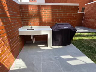 Lindo Apartamento alquilo a estrenar en zona 10 con jardín - Image 3