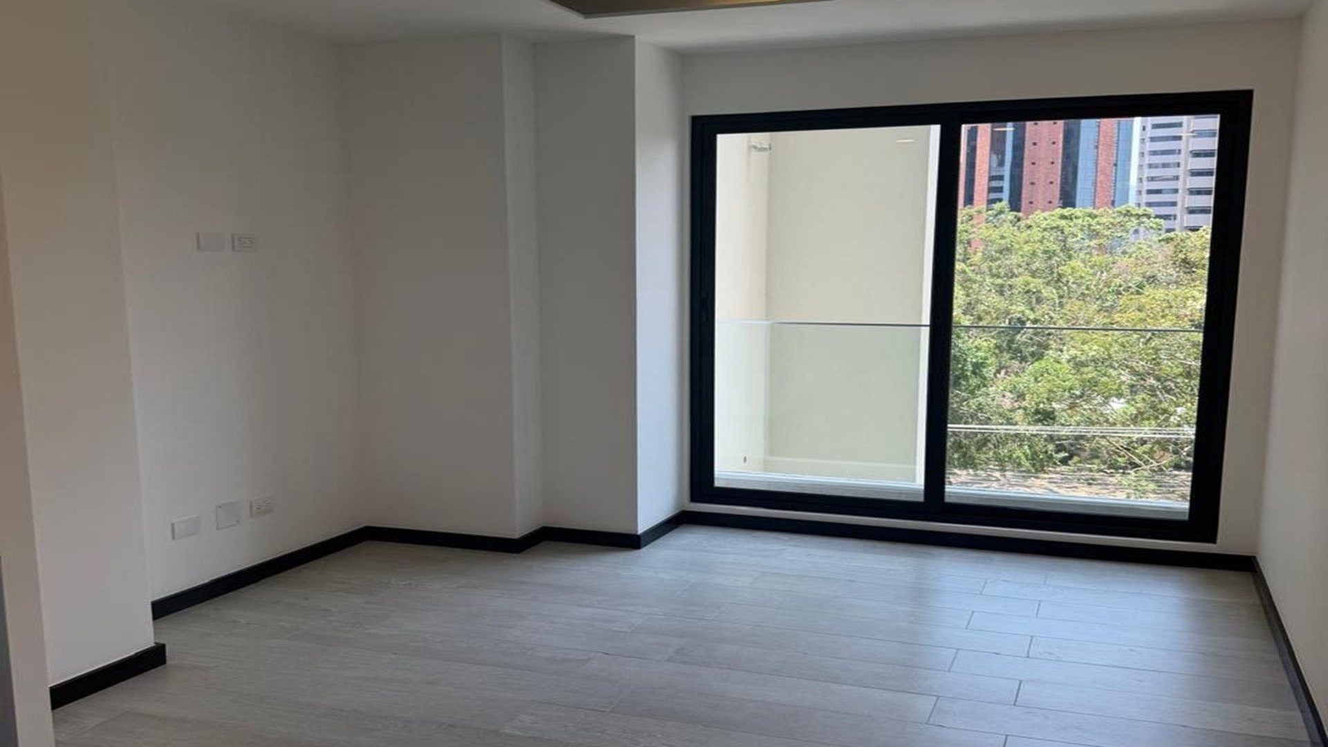Apartamento en renta zona 13 edificio Verdú de 1 habitación + 1 parqueo