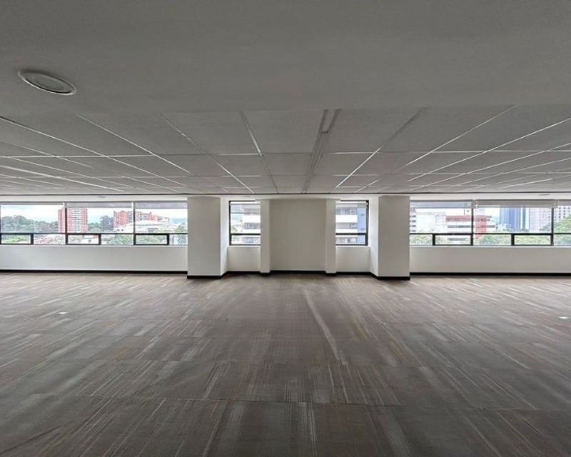 Oficina en renta con 6 espacios en zona 10 Ref-5907