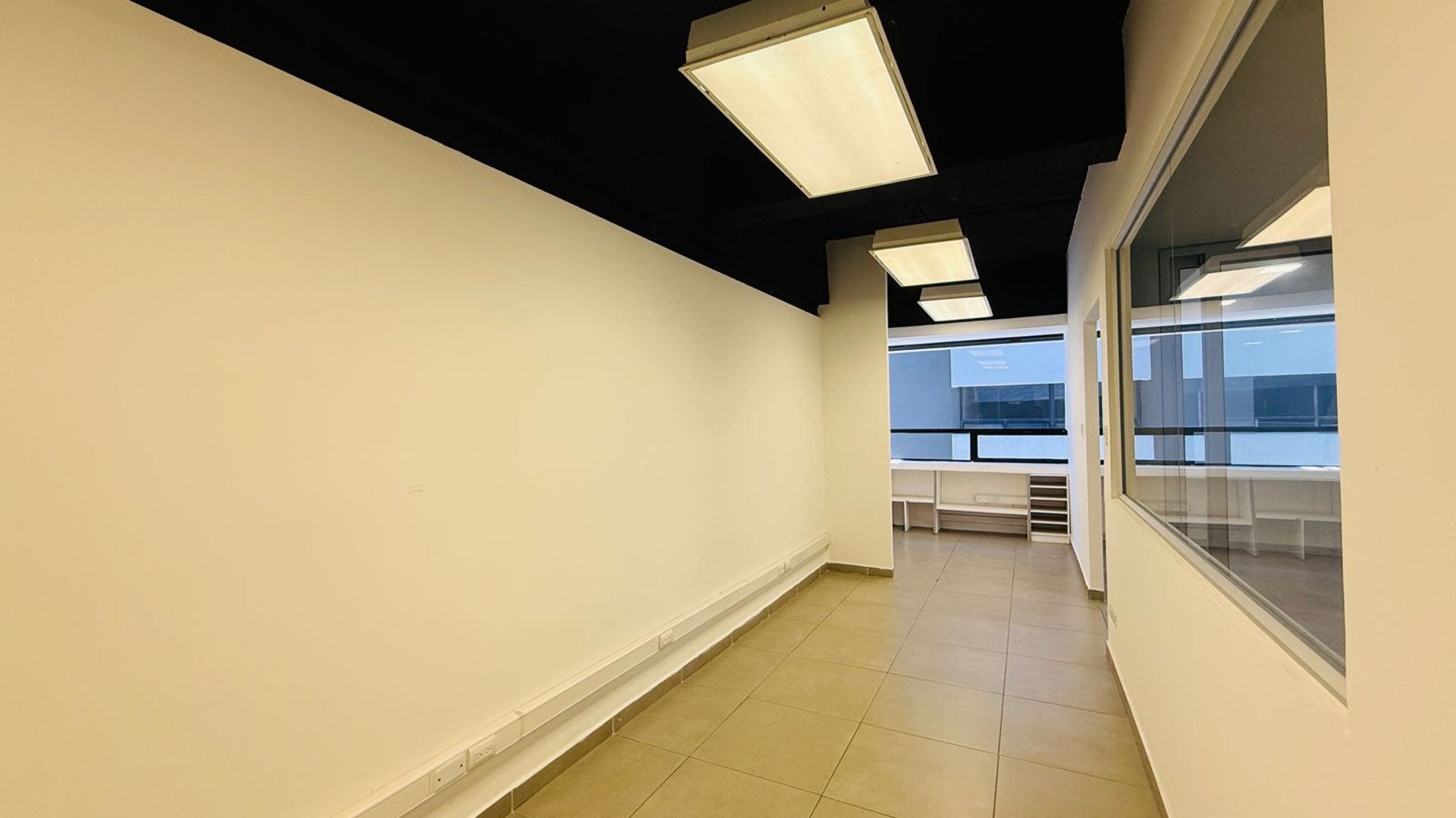 ALQUILER DE CENTRICA OFICINA 67.80MT2 - CENTRO EMPRESARIAL, ZONA 10 - Miniatura 2