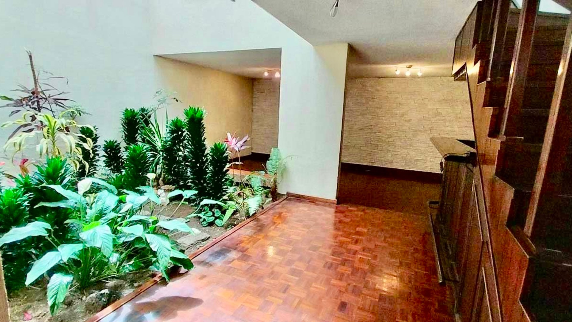 Casa amplia en renta, Condominio La Pradera, zona 10 - Image 1