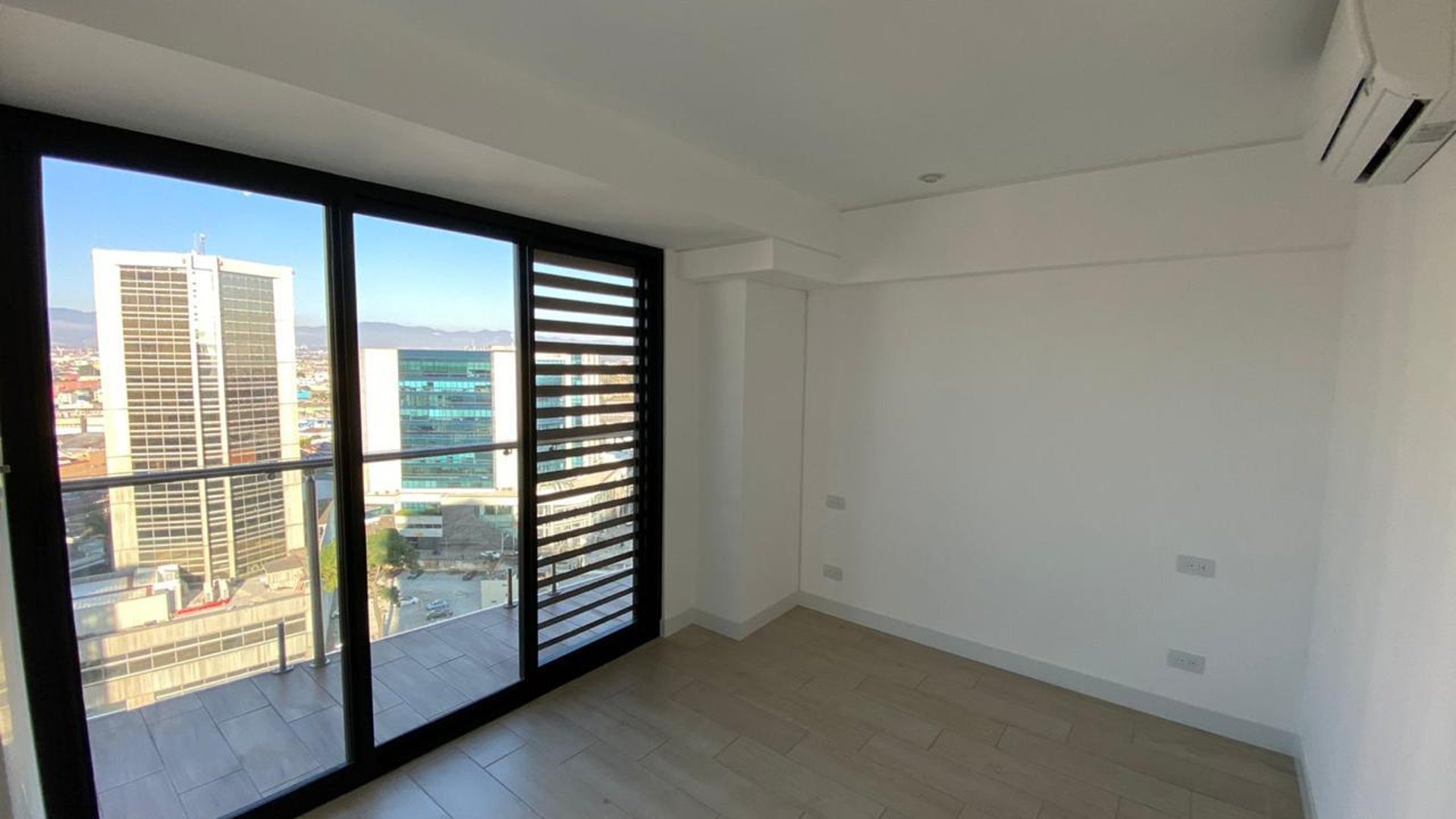 VENTA Ó ALQUILER DE MODERNO Y AMPLIO APARTAMENTO - QUO, ZONA 04 - Miniatura 11