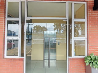 Rento Oficina Comercial zona 12 Plaza Canada - 5
