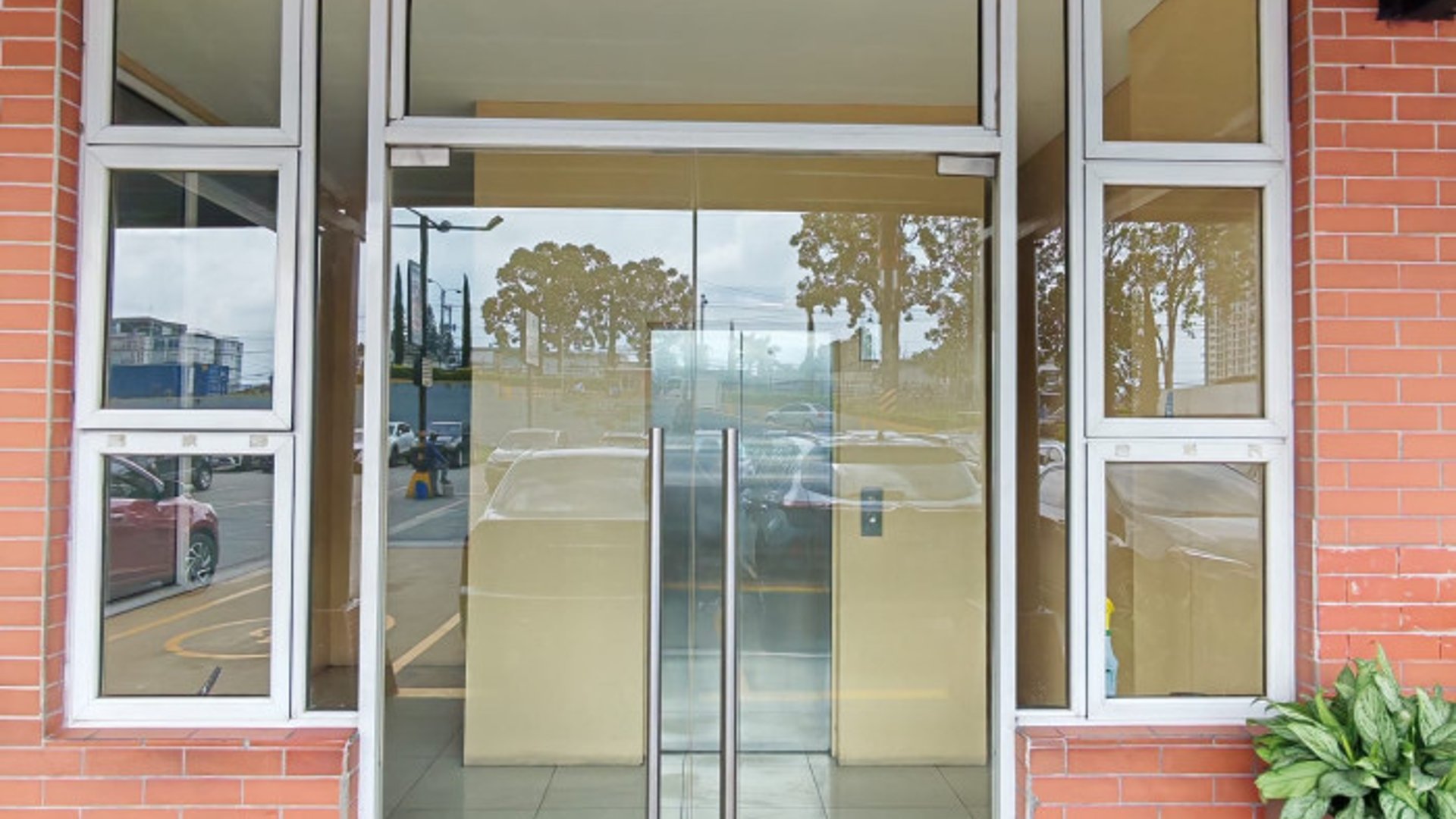 Rento Oficina Comercial zona 12 Plaza Canada - Miniatura 5