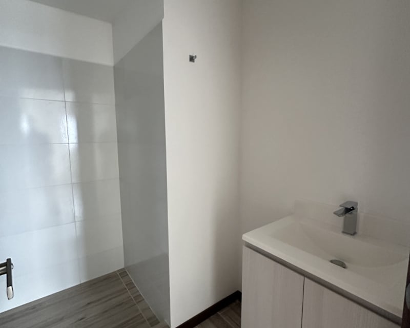 Apartamento Nuevo En Nivel Alto en Venta en Zona 10 - Miniatura 4