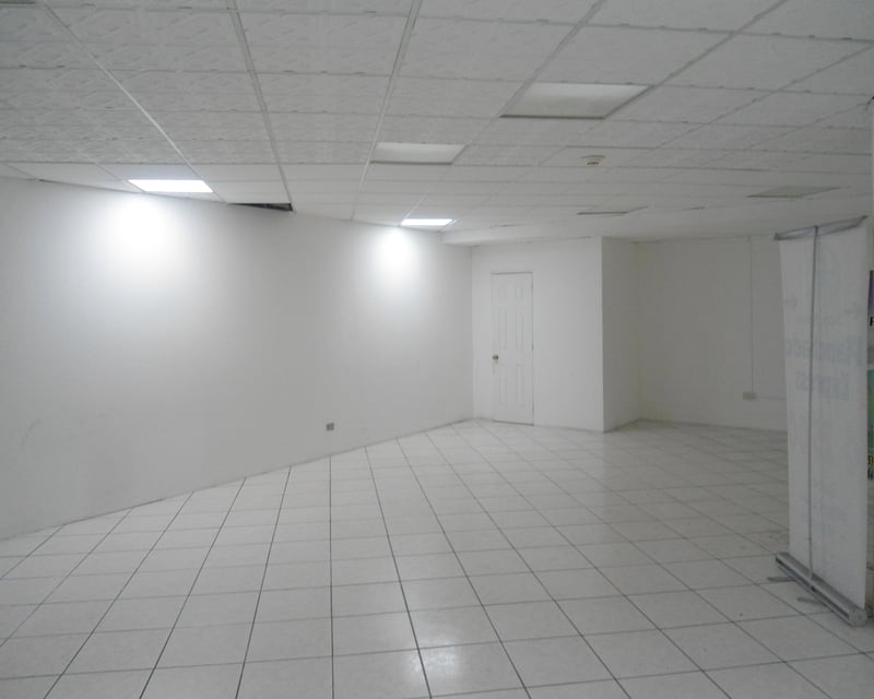 En Renta local comercial en zona 10 Plaza Comercial