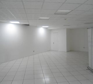 En Renta local comercial en zona 10 Plaza Comercial