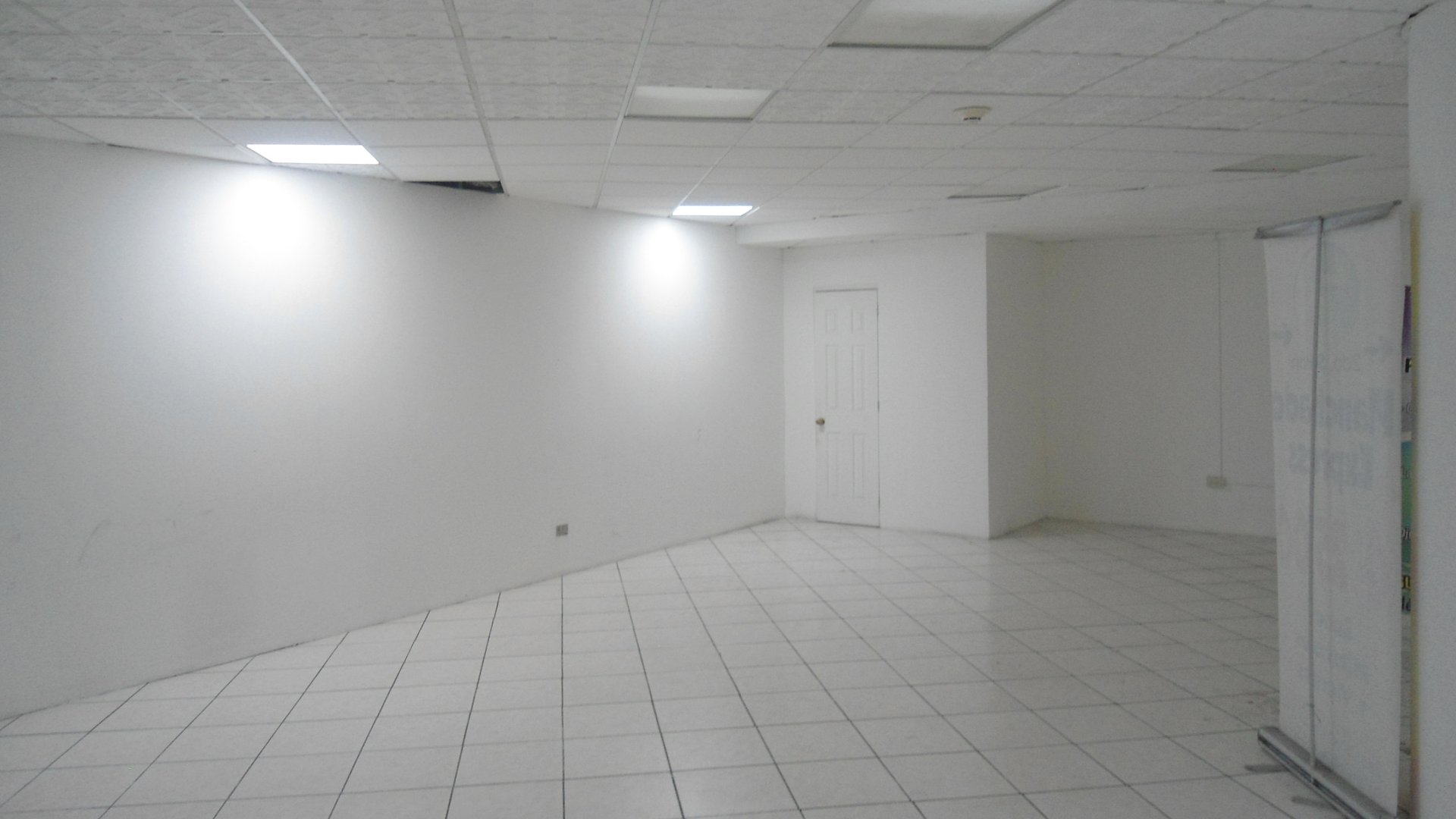 En Renta local comercial en zona 10 Plaza Comercial