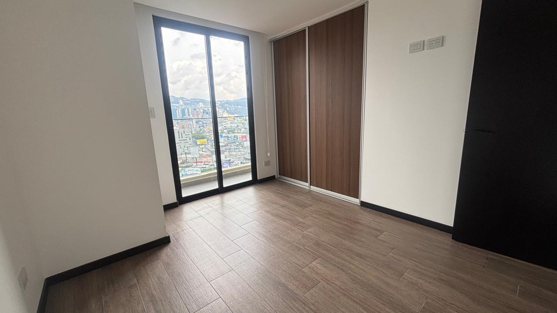 Apartamento en Alquiler Edificio IQ10, zona 10 - Miniatura 12