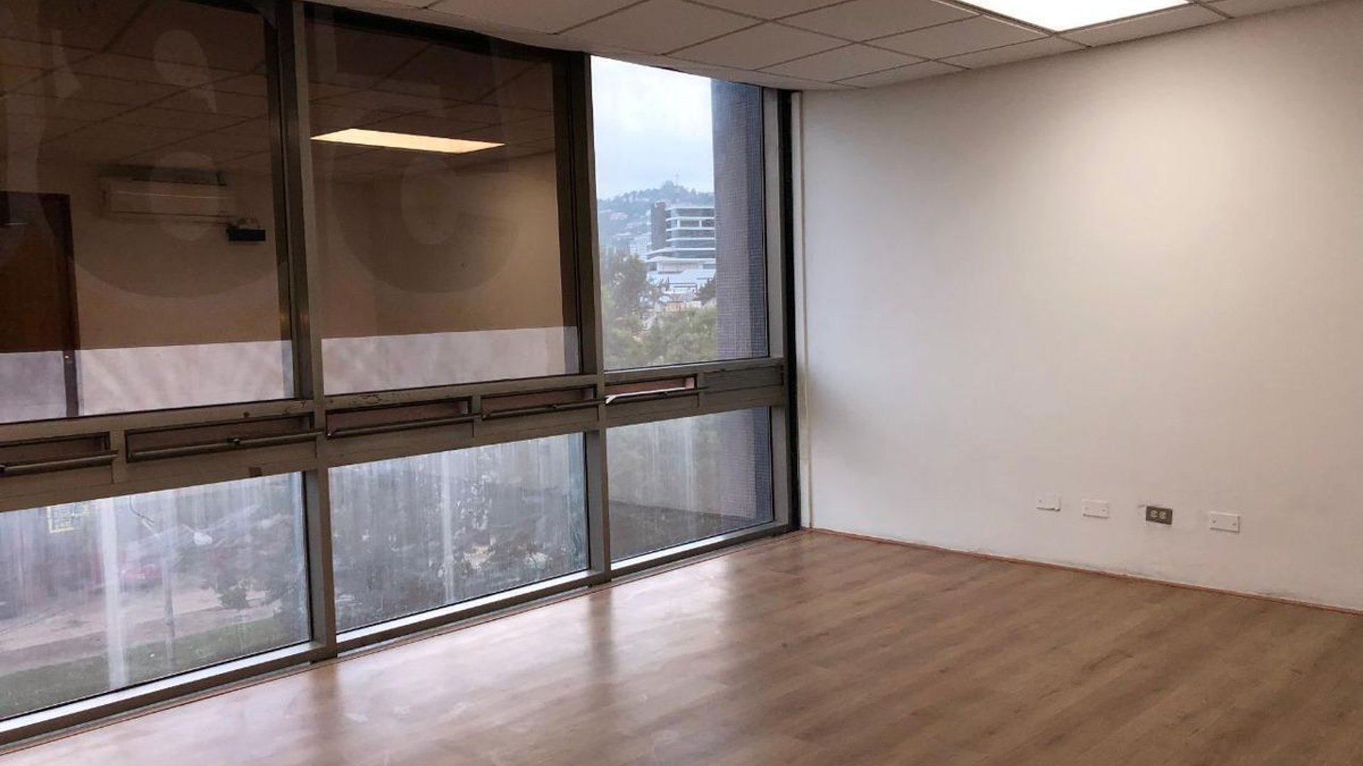Edificio en ALQUILER en zona 10 - Miniatura 2