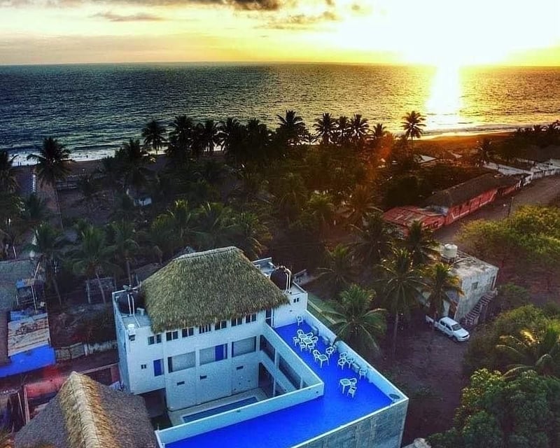 Hotel en venta en Monterrico frente al mar – Inversión turística en Guatemala