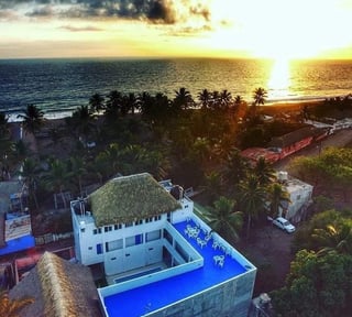 Hotel en venta en Monterrico frente al mar – Inversión turística en Guatemala