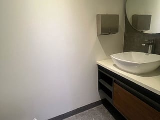 MUNDO INMOBILIARIO RENTA CLINICA EN ZONA 10 - 5