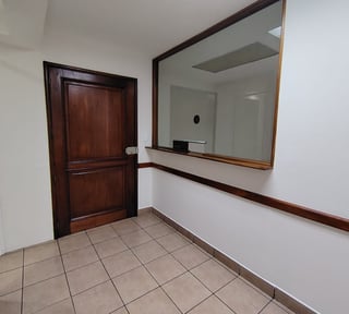 Oficina en renta en edificio corporativo en zona 14 Ref-5583