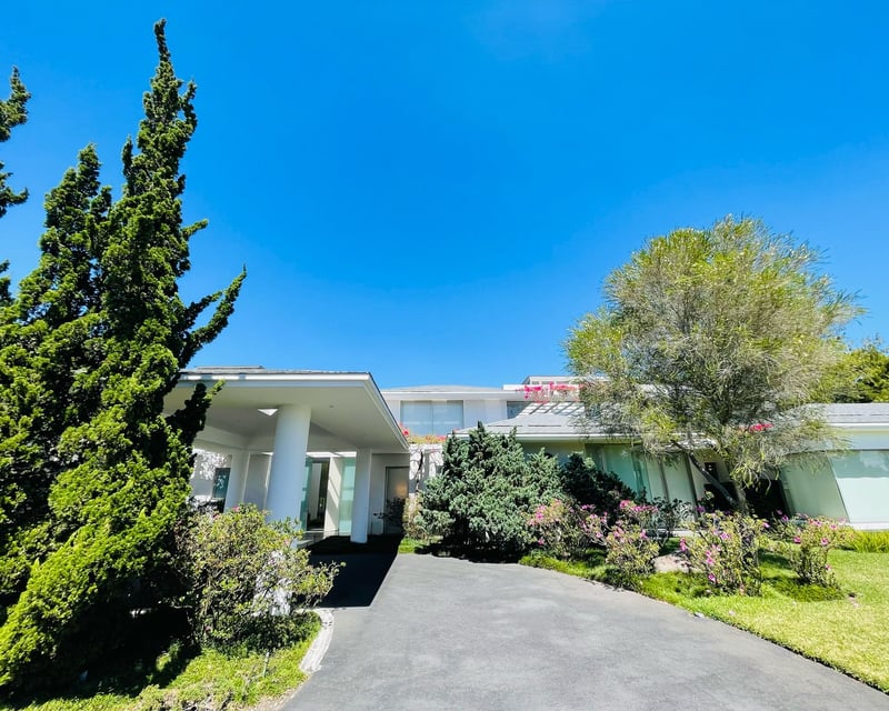 VENTA DE LUJOSA MANSIÓN CON PISCINA Y HELIPUERTO - FRAIJANES