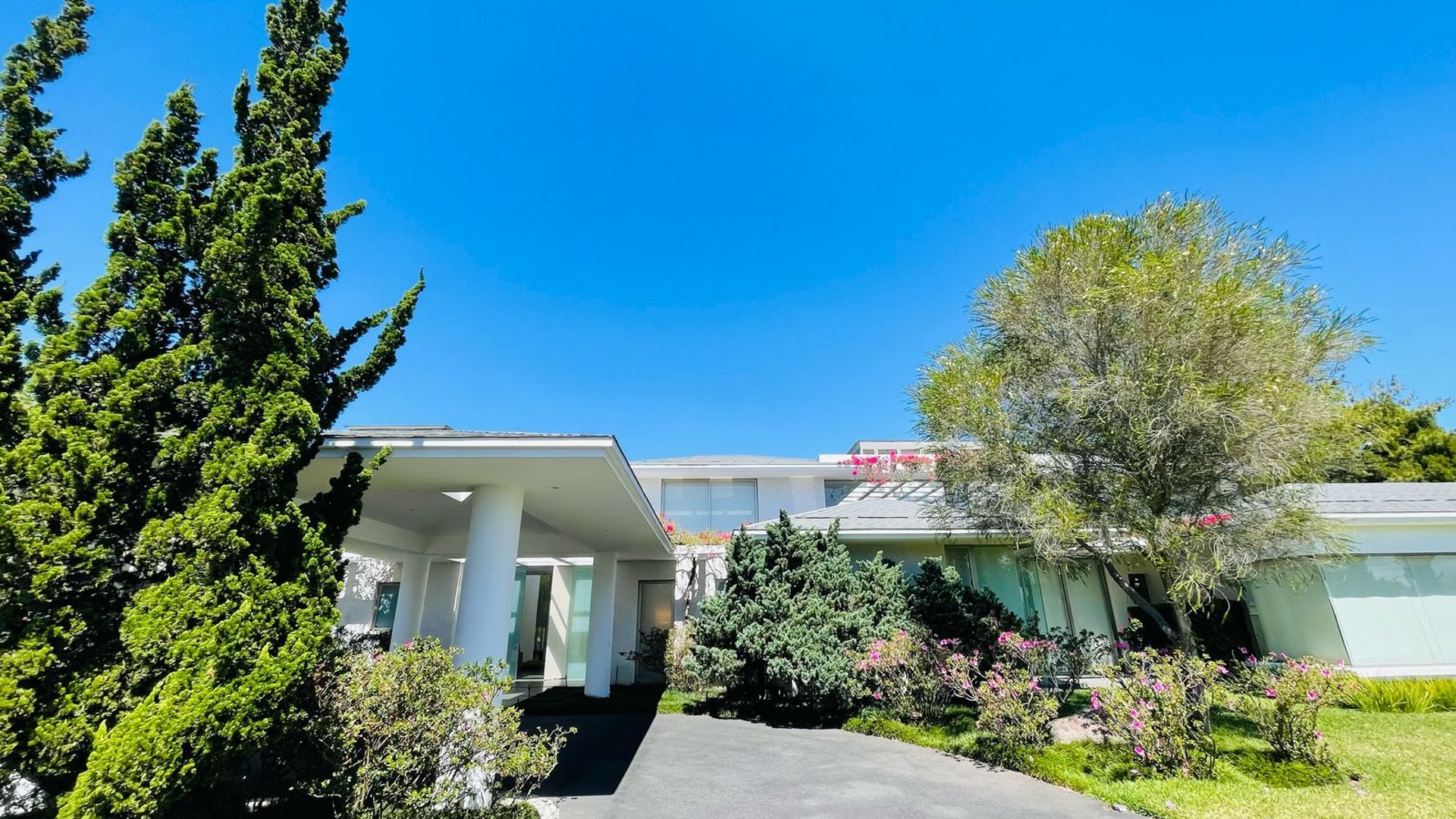 VENTA DE LUJOSA MANSIÓN CON PISCINA Y HELIPUERTO - FRAIJANES