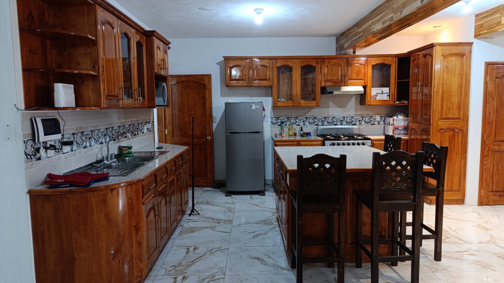 ALQUILO CASA AMUEBLADA EN VILLAS DE SANTIAGO, SANTIAGO SACATEPEQUEZ - Miniatura 2