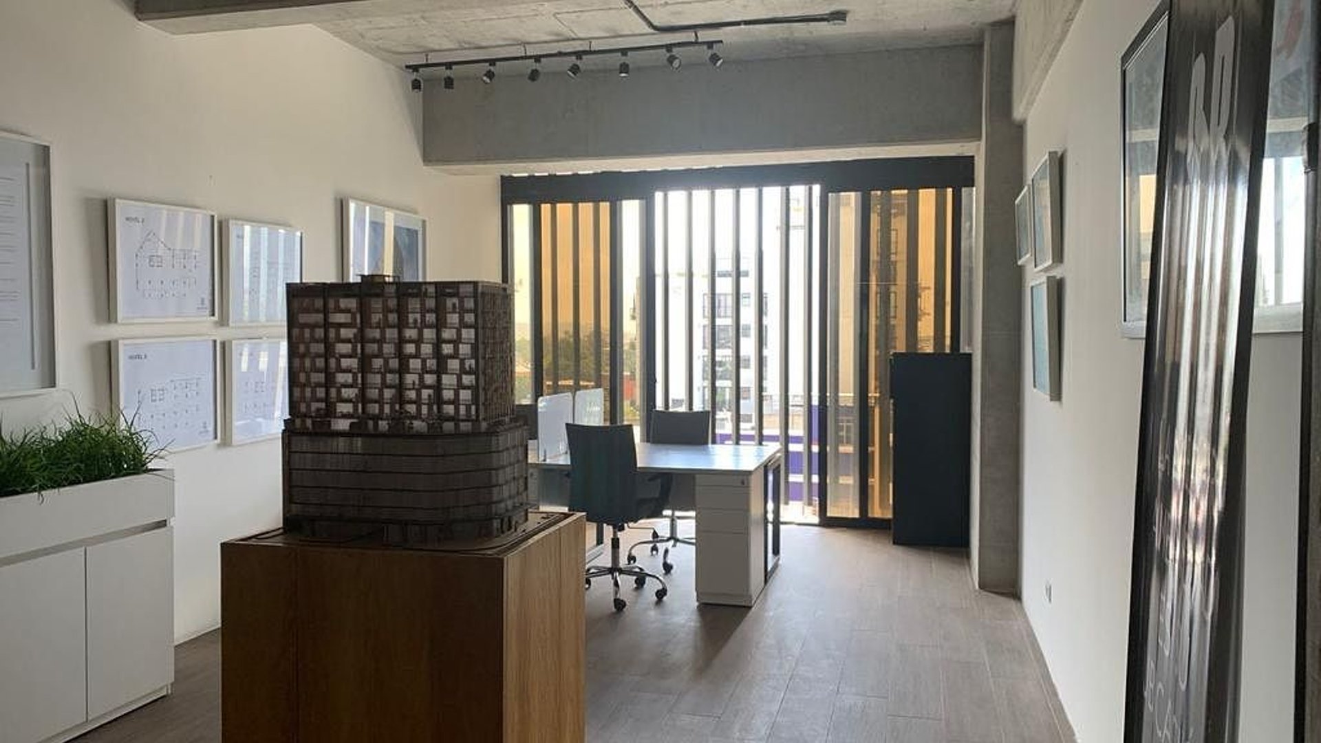 OFICINA EN ALQUILER – EDIFICIO GRANAT, ZONA 4 - Miniatura 2