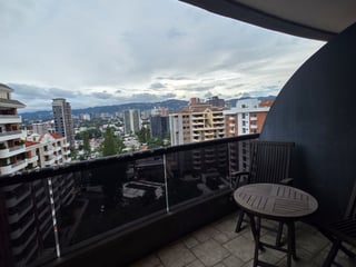 En Alquiler Apartamento amueblado en Zona 10 - 4