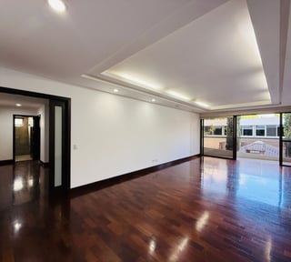 VENTA DE AMPLIO APARTAMENTO - SAN PATRICIO, ZONA 14