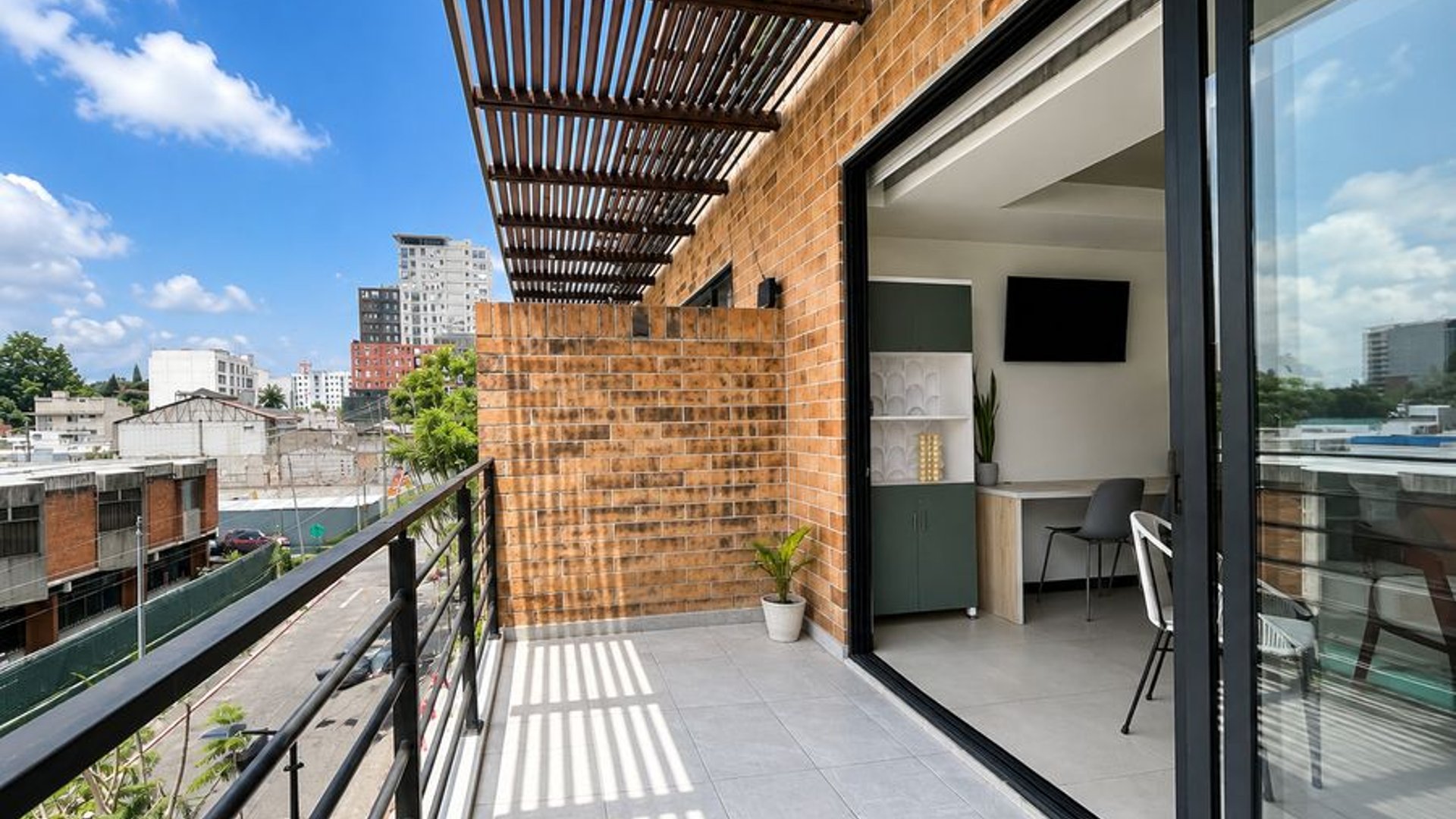 Apartamento en Alquiler Edificio Mira, zona 10 - Miniatura 3