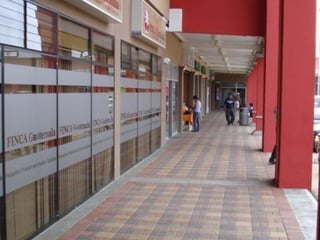 Se renta local en centro comercial en Villa Nueva - 2