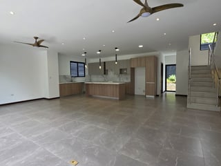 Exclusiva Casa en Venta en Laguna El Pino Guatemala - 2