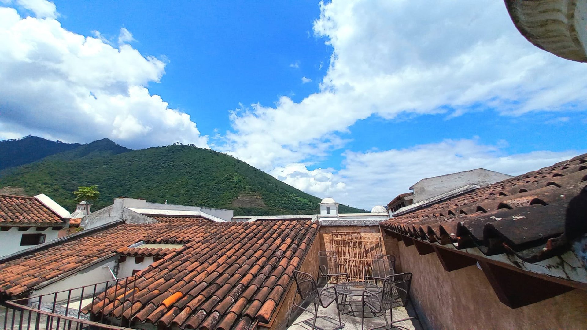 HERMOSA CASA EN RENTA DENTRO DE CONDOMINIO EN JOCOTENANGO.  - Miniatura 18