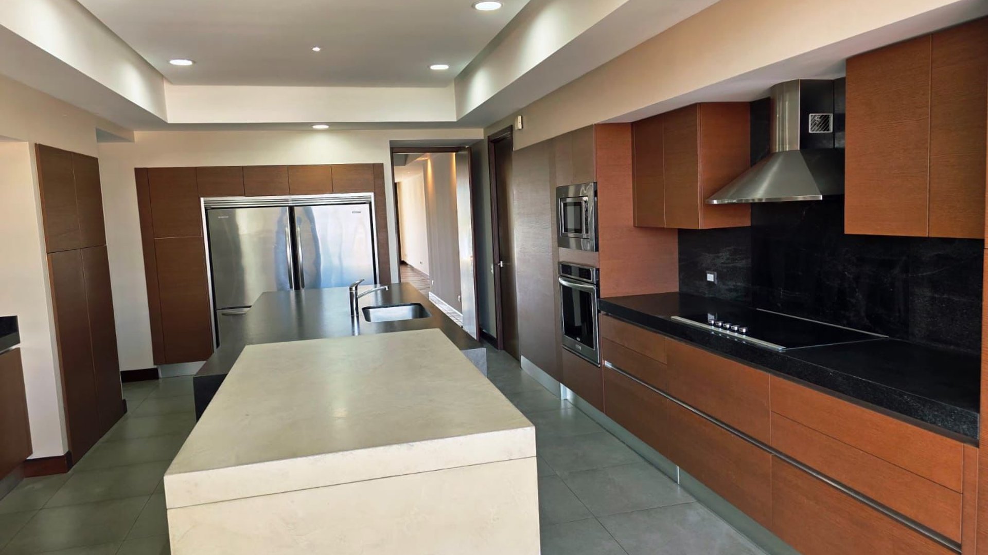 ELEGANTE, COMODO , MODERNO APARTAMENTO SECTOR EXCLUSIVO ZONA 10 - Miniatura 4