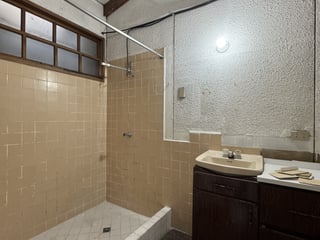 Oficinas y bodega en renta calle transitada zona 9 - 4