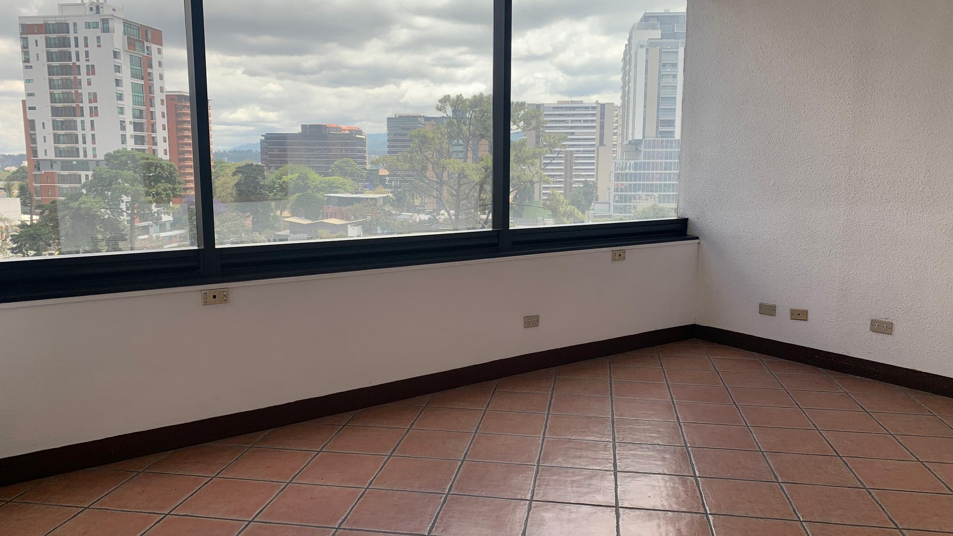 OFICINA EN 154 M2 EN EDIFICIO MURANO CENTER ZONA 10 - Miniatura 10