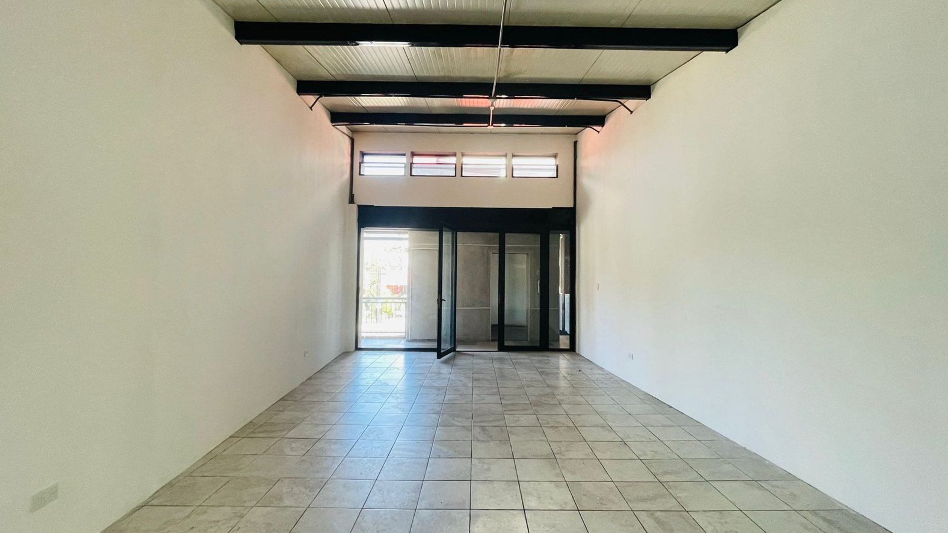 ALQUILER DE LOCAL COMERCIAL 45MT2 - CONVENIA PLAZA, ZONA 10  - Miniatura 8