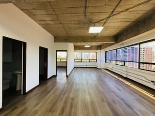 ALQUILER DE OFICINA 96.45MT2 - CENTRO EMPRESARIAL, ZONA 10 - 2