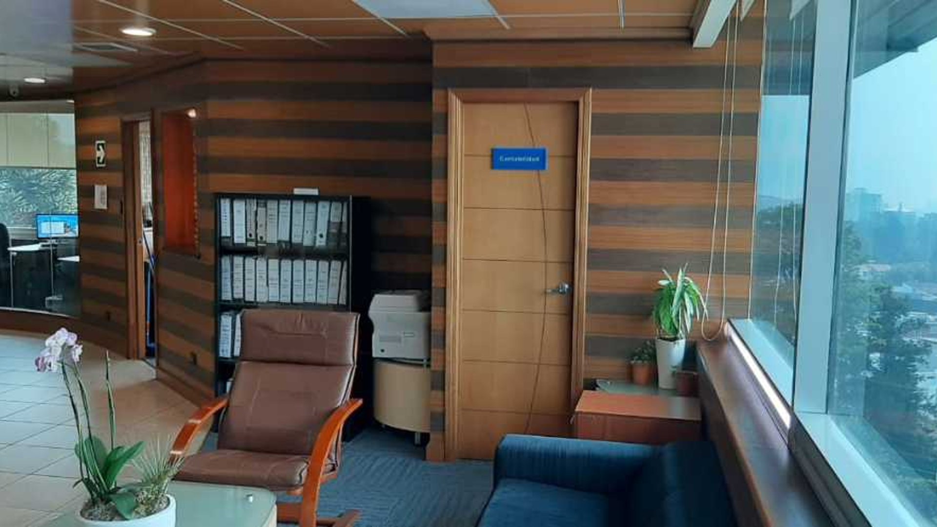 Vendo o Rento amplias oficinas Edif Avante Zona 15 - Miniatura 14