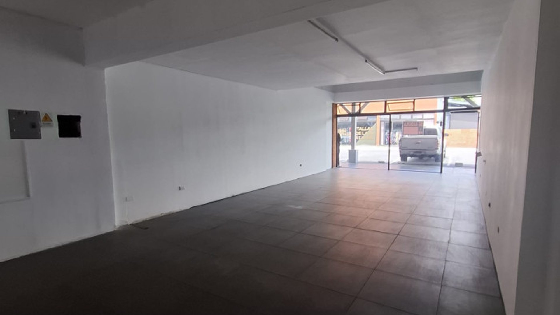 En renta local comercial en Zona 10 - Miniatura 2