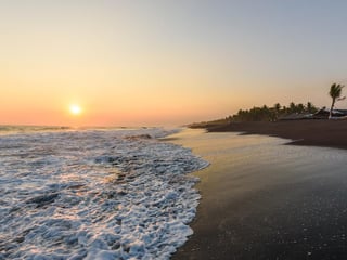Hotel en venta a 1 km de Monterrico Ref-5212 - 2