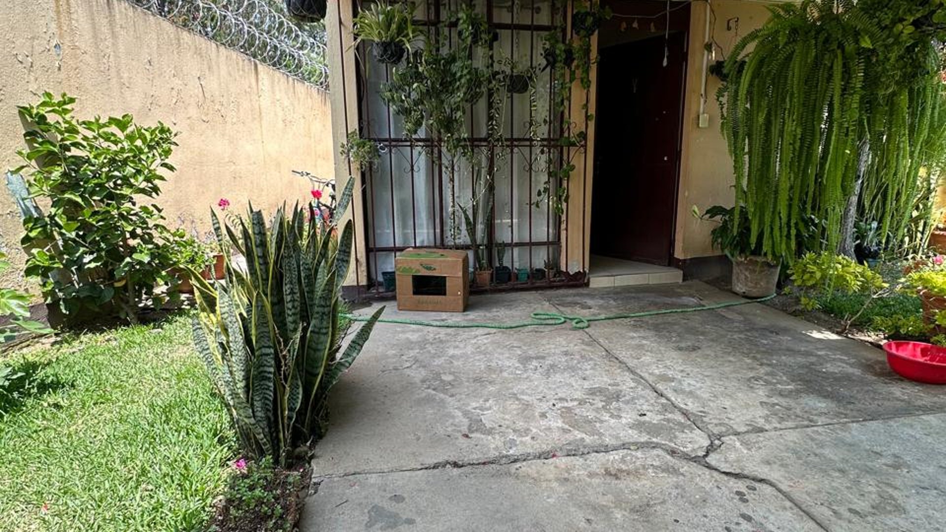 Venta de casa en Zona 11 Las Charcas dentro de garita