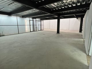 Bodega en venta con 6 ambientes y 8 parqueos en zona 13 Ref-5022 - 2