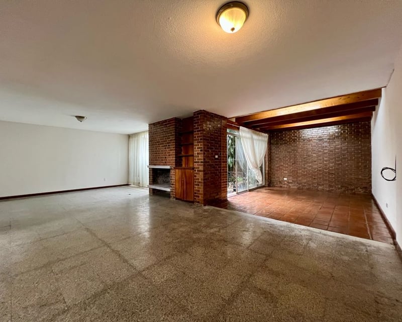 Casa amplia en renta para vivienda u oficina en Oakland zona 10 