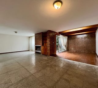 Casa amplia en renta para vivienda u oficina en Oakland zona 10 