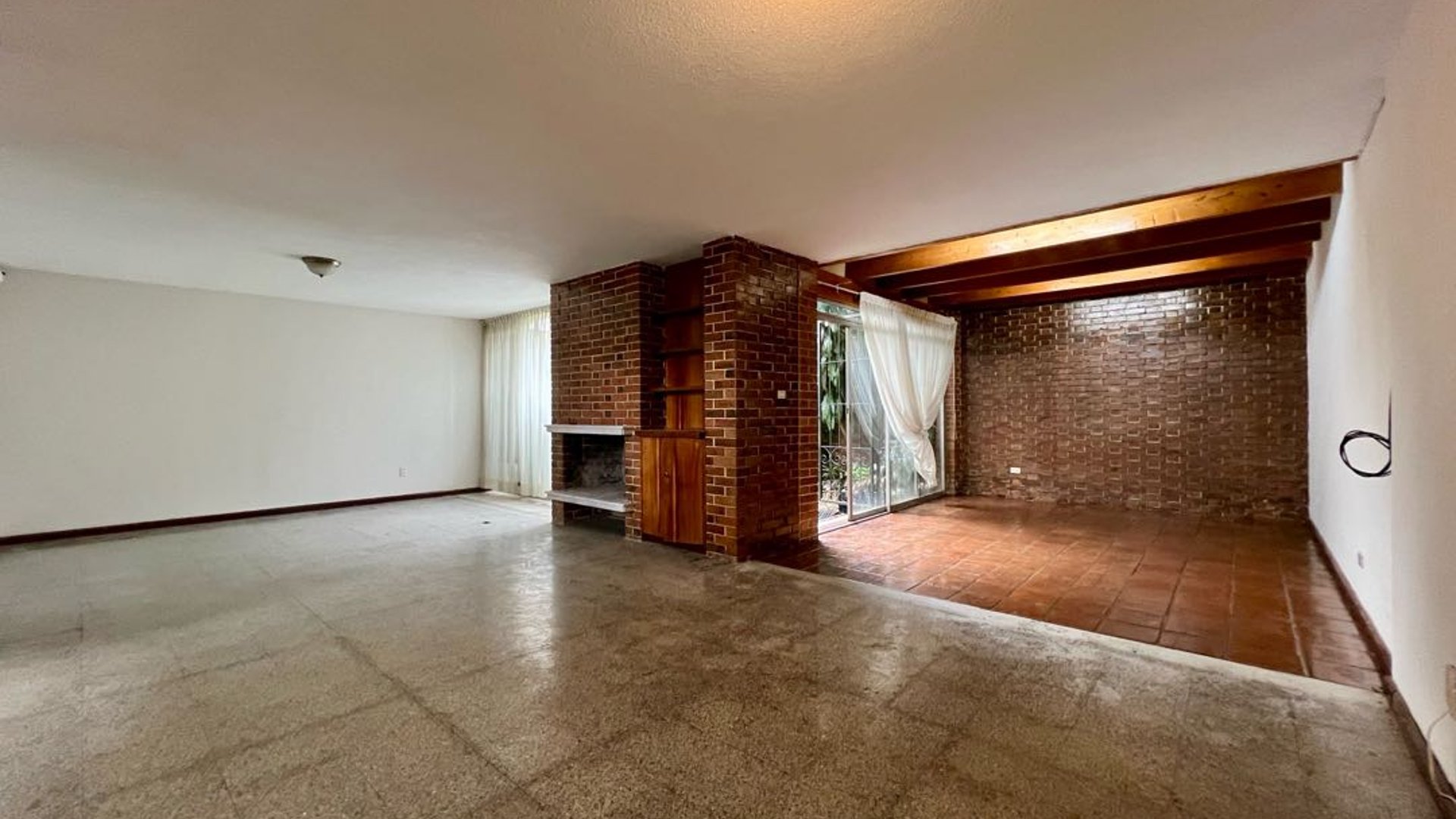 Casa amplia en renta para vivienda u oficina en Oakland zona 10 