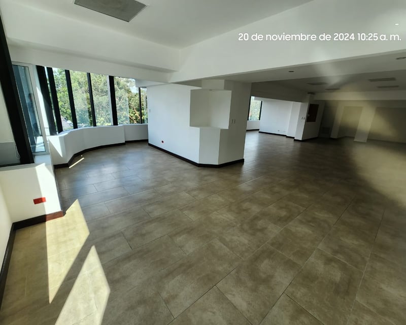 Oficina en Renta en zona 14 con area de cocineta Ref-4982