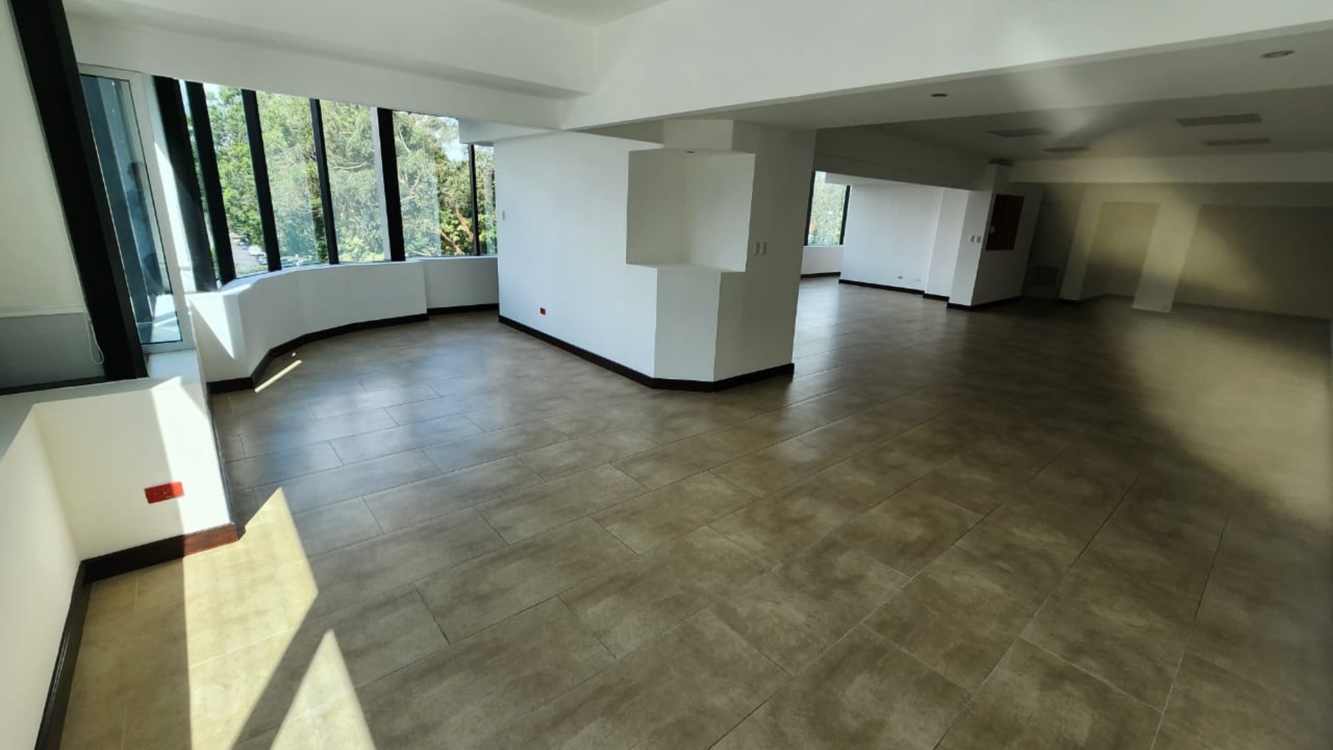 Oficina en Renta en zona 14 con area de cocineta Ref-4982