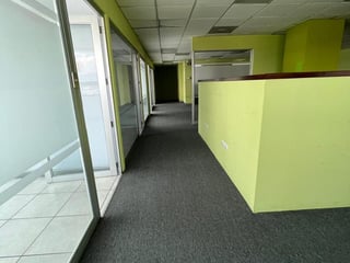 Alquilo Oficinas con excelente ubicación en Calzada Atanacio Tzul z12  - 2