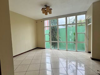 CASA EN ALQUILER – ZONA 13 - 2