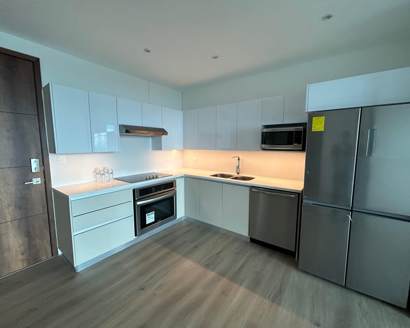 Apartamento con balcón en venta de 2 habitaciones en Z13 Ref-5400