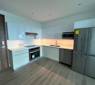 Apartamento con balcón en venta de 2 habitaciones en Z13 Ref-5400