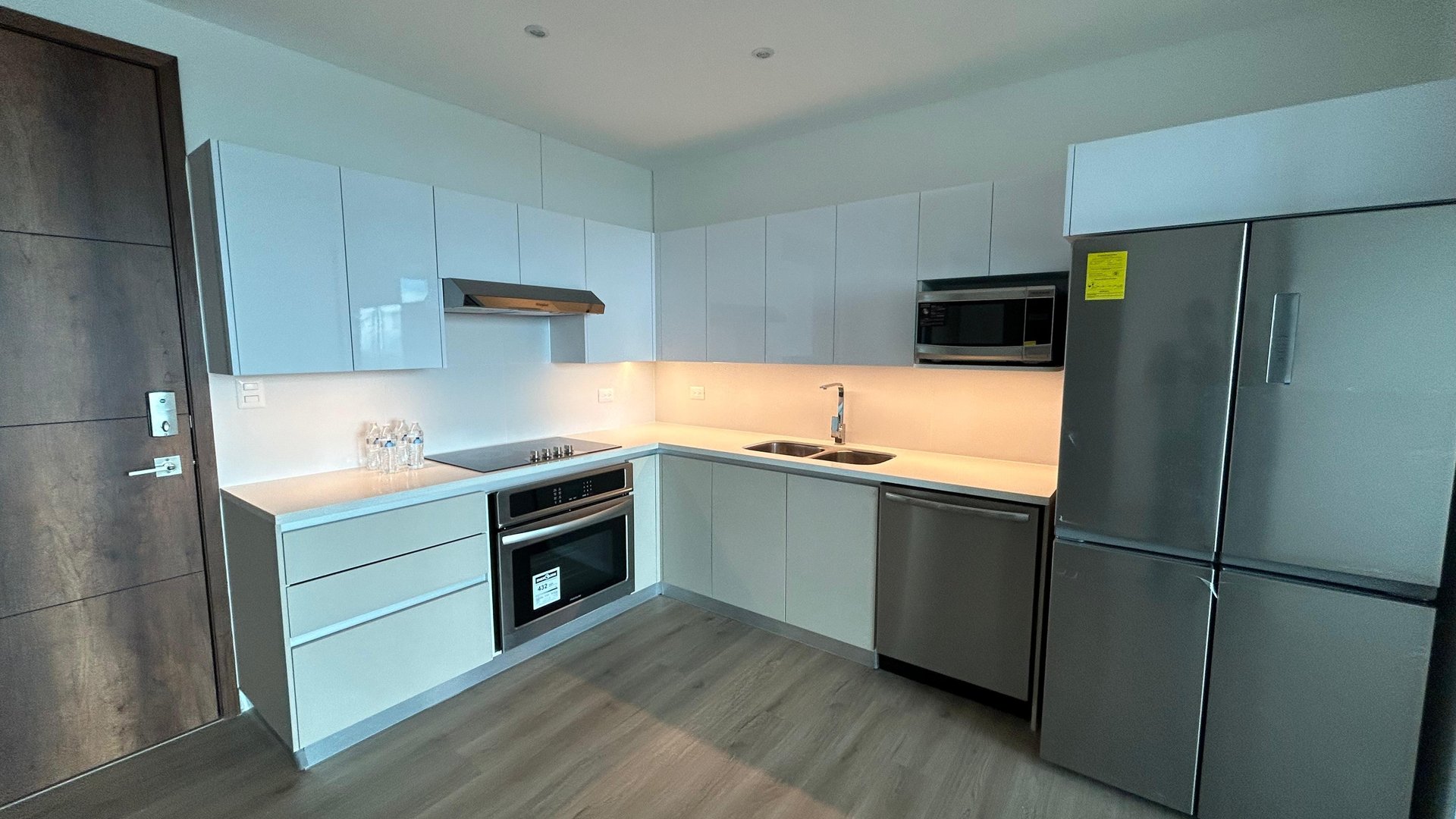 Apartamento con balcón en venta de 2 habitaciones en Z13 Ref-5400