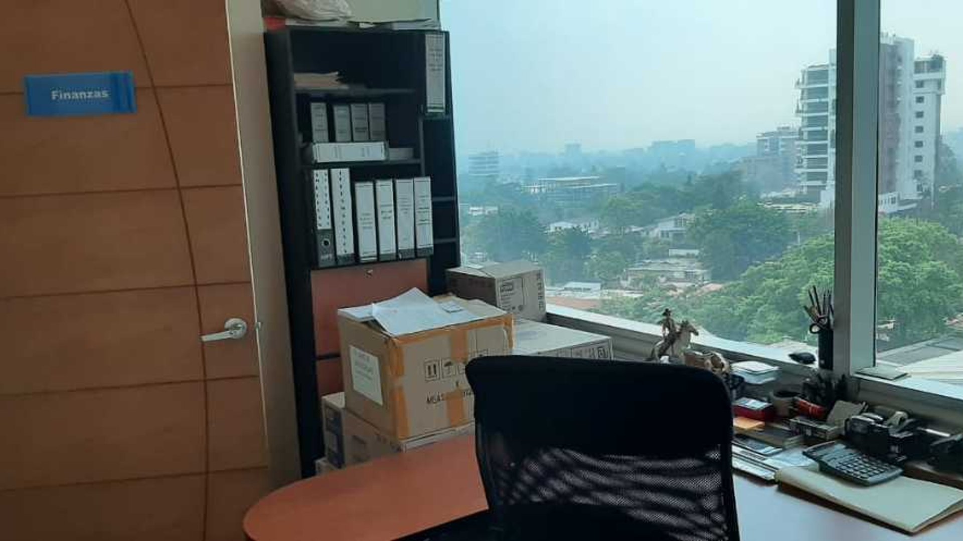 Vendo o Rento amplias oficinas Edif Avante Zona 15 - Miniatura 18
